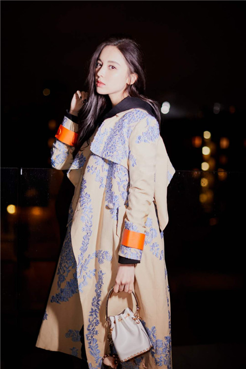 娜扎一身优雅风衣帅气归国，大长腿尽显机场变秀场