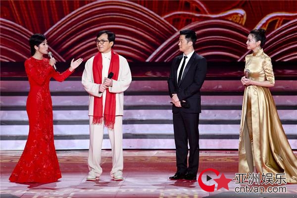 成龙吴京同台切磋 助力冬奥《拼出未来》