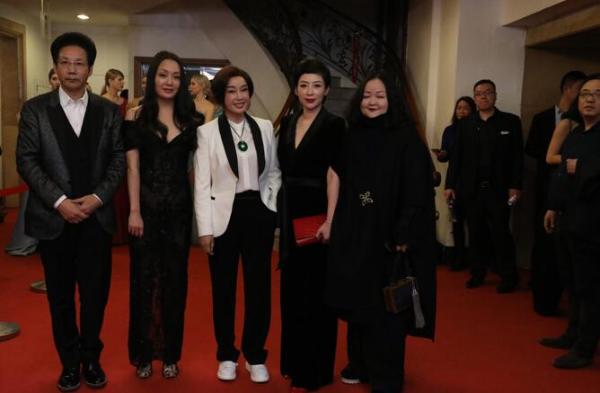 2018Fashion World时尚盛典星光璀璨 刘晓庆获“终身成就奖”