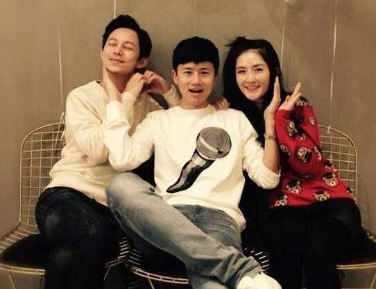 谢娜诞下双胞胎女儿张杰升级当爸&nbsp;何炅一不小心暴露干爹身份！