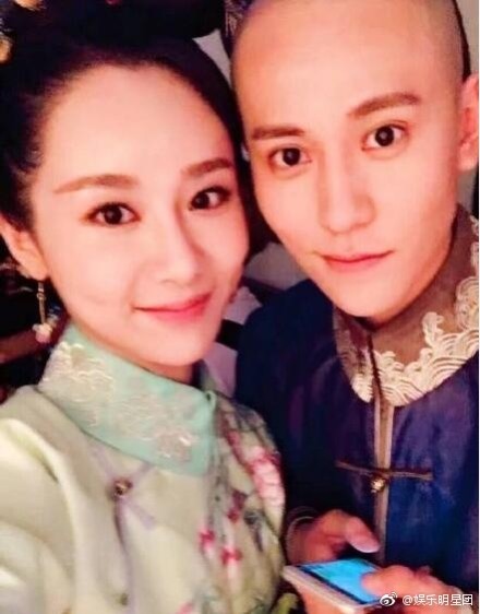 杨紫秦俊杰国外甜蜜度假 一个小动作被赞暖心