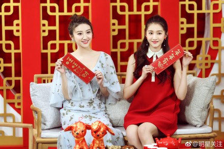 关晓彤景甜亮相北京卫视春晚献唱《就是爱》 简直美爆了！