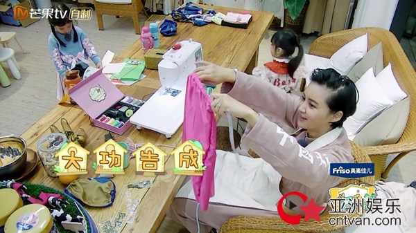 张歆艺自带缝纫机上节目&nbsp;时装秀另类画风笑趴众人