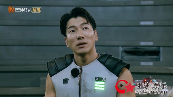 张亮成《重返地球》笑点担当 谭盐盐超越自我智斗傀儡