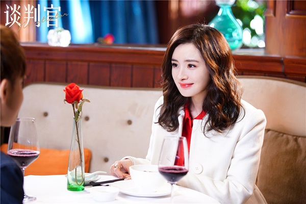《谈判官》里的杨幂满足了中国好女友的所有标准