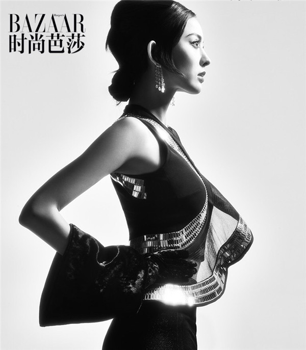 ​娜扎最新硬照复古迷人 黑白画风质感十足神秘优雅