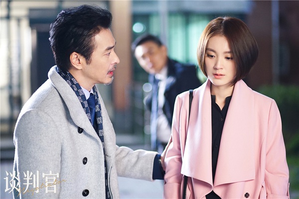 《谈判官》收视飘红曝双人海报 杨幂黄子韬“暖心依偎”