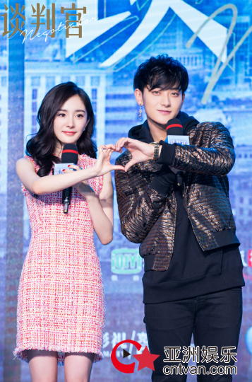 《谈判官》开播 杨幂黄子韬爆梗频出 “怼宠”CP现场甜蜜比心