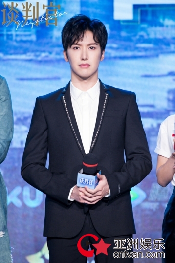 《谈判官》开播 杨幂黄子韬爆梗频出 “怼宠”CP现场甜蜜比心