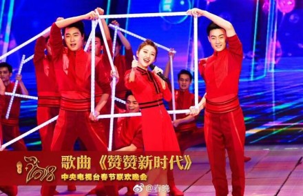 关晓彤景甜亮相北京卫视春晚献唱《就是爱》 简直美爆了！