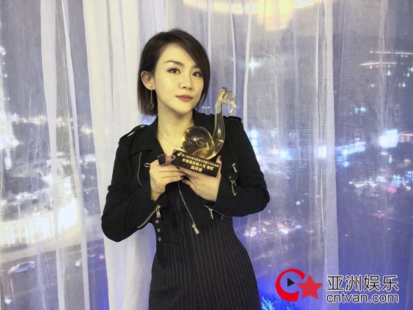 “态度女声”陈梓童出席“流行音乐年度盛典” 斩获”年度最佳新人”大奖