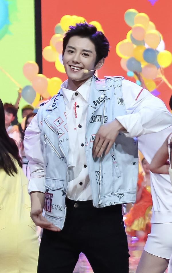 蓝博小年夜劲歌热舞嗨翻天 青春无敌治愈满分