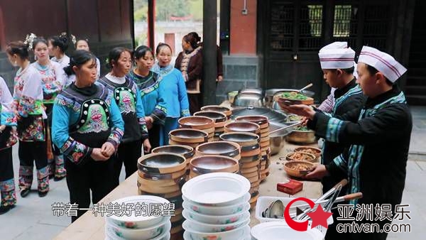 袁弘水族端节杂耍喷火 张歆艺大女儿展灵动歌喉