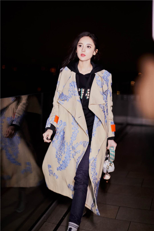 娜扎一身优雅风衣帅气归国，大长腿尽显机场变秀场