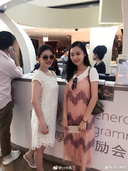 同样是度假被偶遇：大S被偶遇很随和 李晨范冰冰最有爱