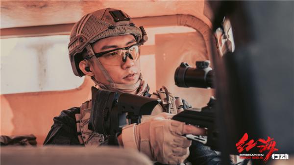 《红海行动》燃爆春节档 主战坦克上演沙海狂飙