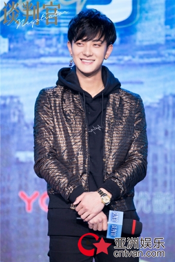 《谈判官》开播 杨幂黄子韬爆梗频出 “怼宠”CP现场甜蜜比心