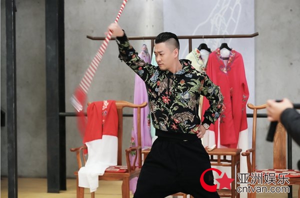 曹云金婚后工作忙 《传承中国》向王珮瑜学京剧