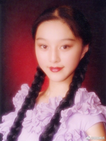 范冰冰青涩旧照五官精致 除了轻微的婴儿肥范冰冰才真正从小美到大