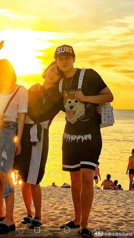 杨紫秦俊杰国外甜蜜度假 一个小动作被赞暖心