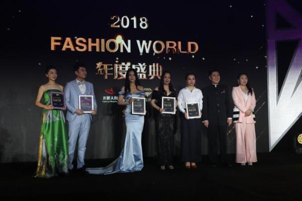 2018Fashion World时尚盛典星光璀璨 刘晓庆获“终身成就奖”