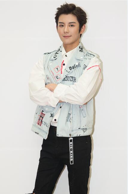 蓝博小年夜劲歌热舞嗨翻天 青春无敌治愈满分