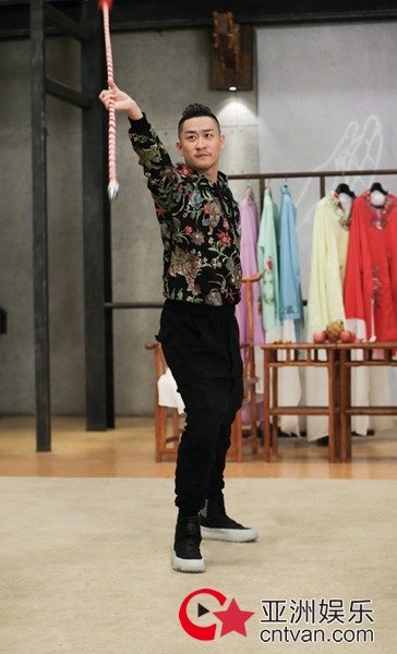 曹云金婚后工作忙 《传承中国》向王珮瑜学京剧