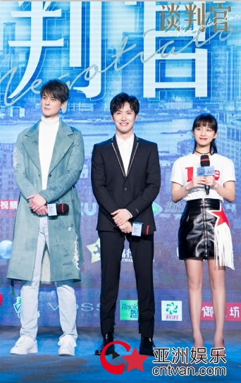 《谈判官》开播 杨幂黄子韬爆梗频出 “怼宠”CP现场甜蜜比心