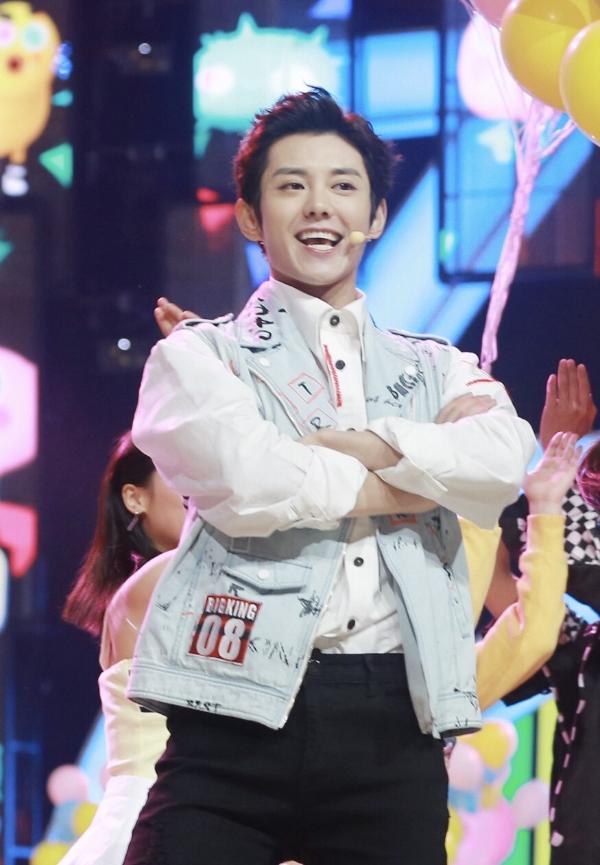 蓝博小年夜劲歌热舞嗨翻天 青春无敌治愈满分