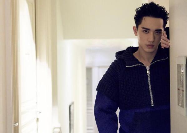 许魏洲写真曝光   侧脸完美上演“眼神杀”