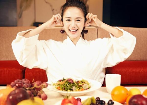 安悦溪曝别样写真 “蔬菜水果大战”趣味满分