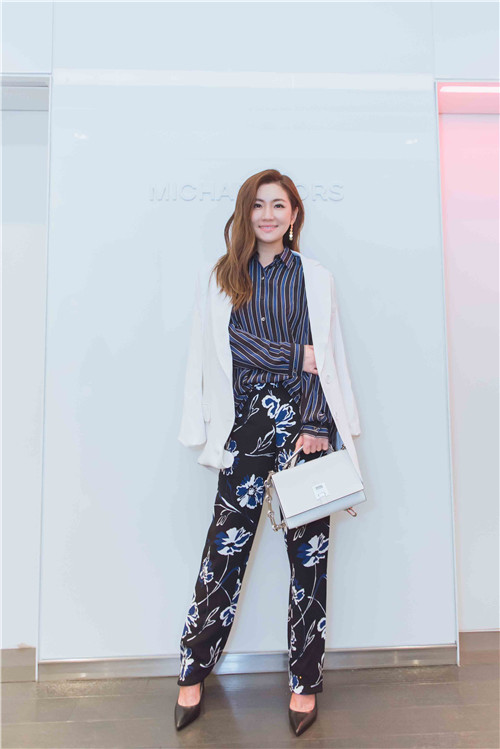 Selina任家萱亮相纽约时装周 白色西装帅气满分