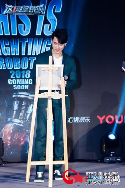 《这！就是铁甲》郑爽吴尊张一山集结 郑爽带伤助威