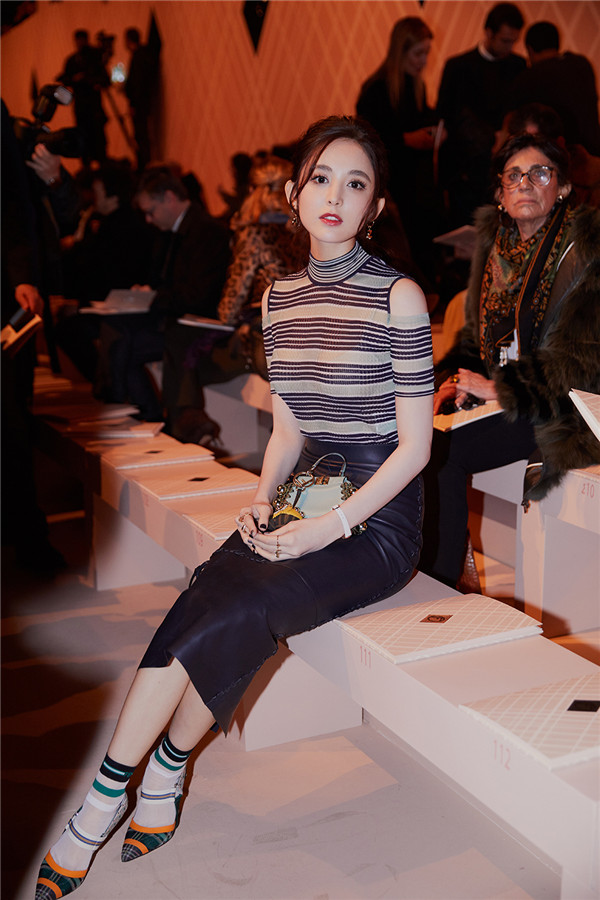 娜扎多变造型玩转米兰时装周 气质迷人状态好