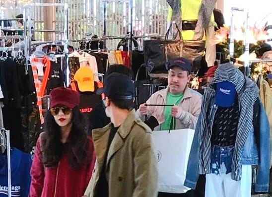 同样是度假被偶遇：大S被偶遇很随和 李晨范冰冰最有爱