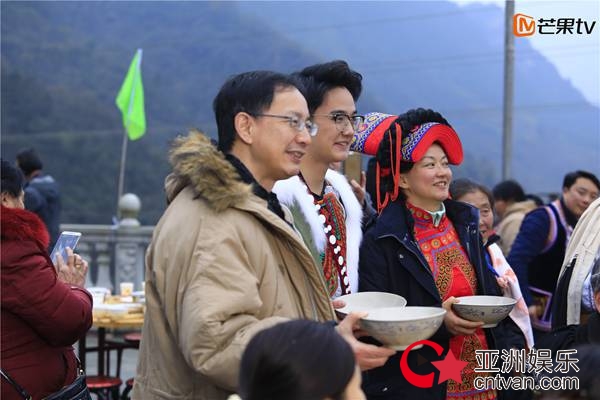 《变形计之平行世界》钱多多一家献唱新年庆典 CFO爸爸魔性歌喉初公开