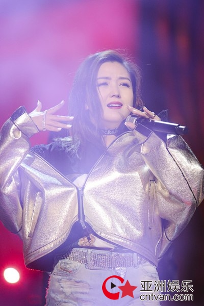 真诚绽放勇敢向前闯 江苏卫视春晚何洁献唱《不服来犟》