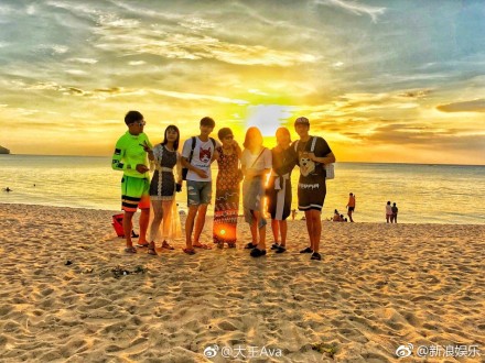 杨紫秦俊杰国外甜蜜度假 一个小动作被赞暖心