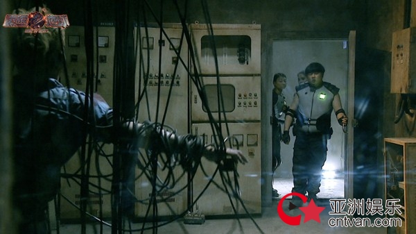 张亮成《重返地球》笑点担当 谭盐盐超越自我智斗傀儡