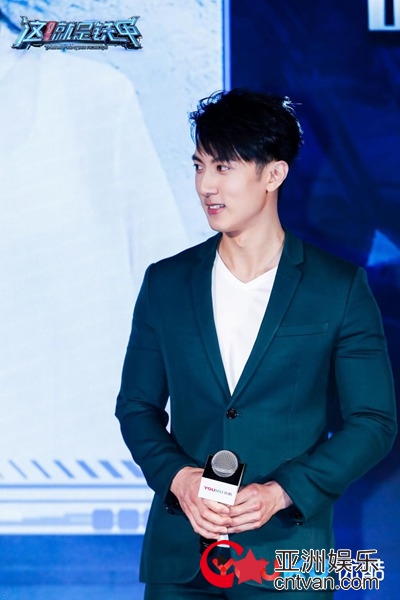 《这！就是铁甲》郑爽吴尊张一山集结 郑爽带伤助威