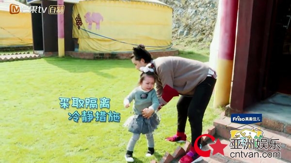 张歆艺变身“虎妈”教孩子 调侃是萌娃“变形记”