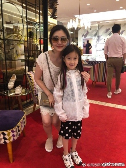 同样是度假被偶遇：大S被偶遇很随和 李晨范冰冰最有爱