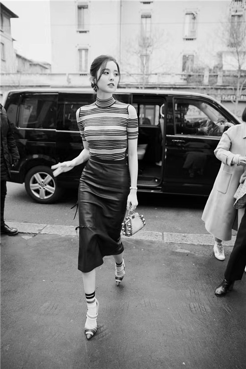 娜扎优雅亮相米兰时装周 修身造型展现靓丽好身材