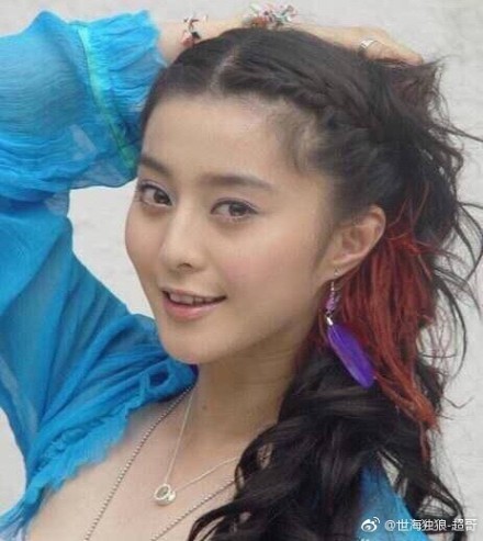 范冰冰青涩旧照五官精致 除了轻微的婴儿肥范冰冰才真正从小美到大