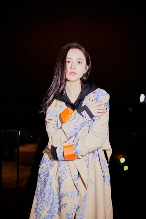 娜扎一身优雅风衣帅气归国，大长腿尽显机场变秀场