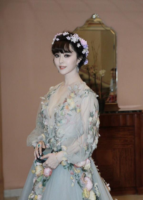 范冰冰青涩旧照五官精致 除了轻微的婴儿肥范冰冰才真正从小美到大