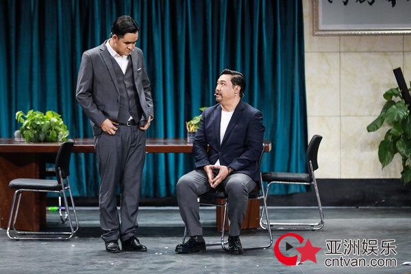 《欢乐喜剧人》贾冰劲敌来袭 卢鑫玉浩强势踢馆