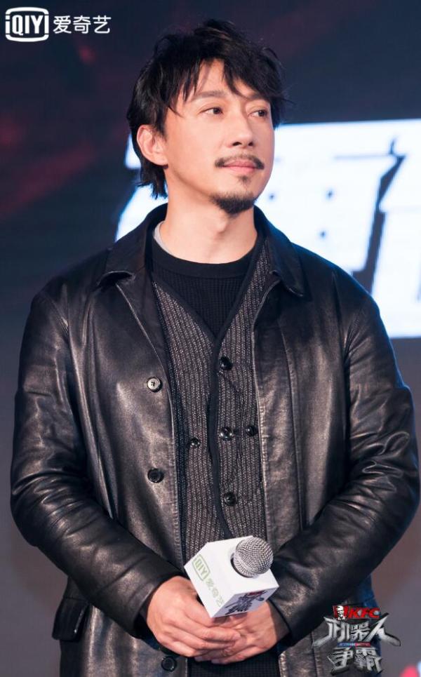 李晨自曝陪冰冰回青岛过年 Angelababy化身女战神