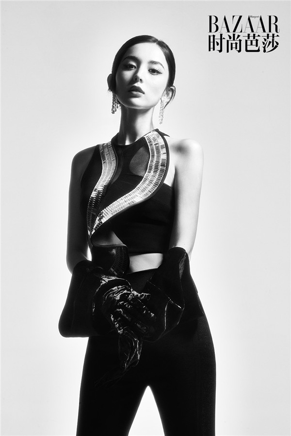 ​娜扎最新硬照复古迷人 黑白画风质感十足神秘优雅