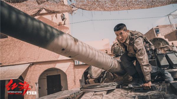 《红海行动》燃爆春节档 主战坦克上演沙海狂飙